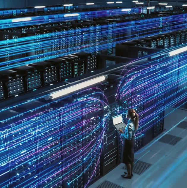 Image générée par ordinateur d’une femme avec un ordinateur portable devant des serveurs informatiques