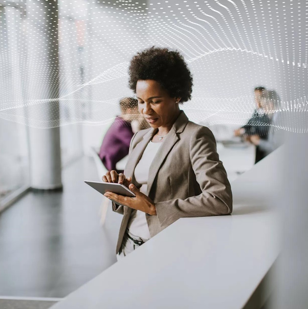 Une réceptionniste regardant sa tablette